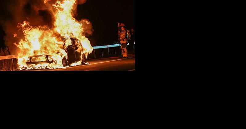 Interstate 890 car fire in Rotterdam (3 photos) - Vimarsana News