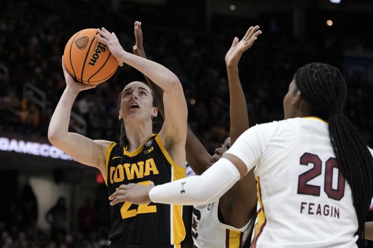 Caitlin Clark wins women's Wooden Award as nation's best college player |  Archives | dailygazette.com