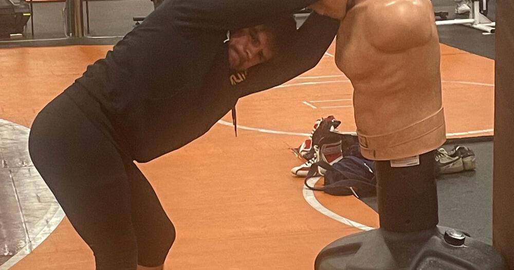Cejudo stretching