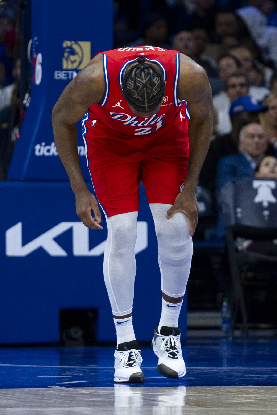 Joel Embiid Limps Off The Court Just Before Halftime Of 76ers' Game ...