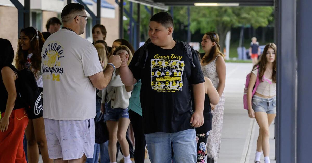 Photos: Mohonasen's Draper Middle School welcomes students