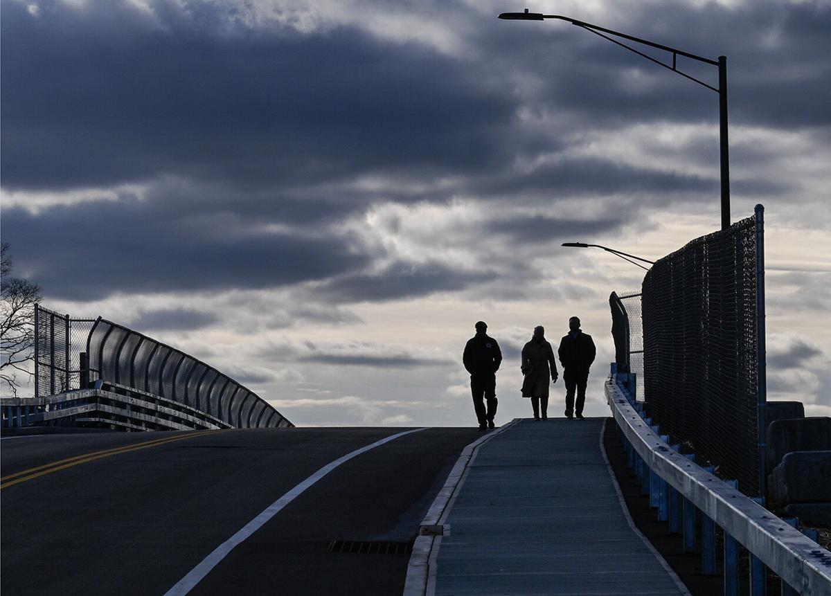 Voetgangers op de heropende brug