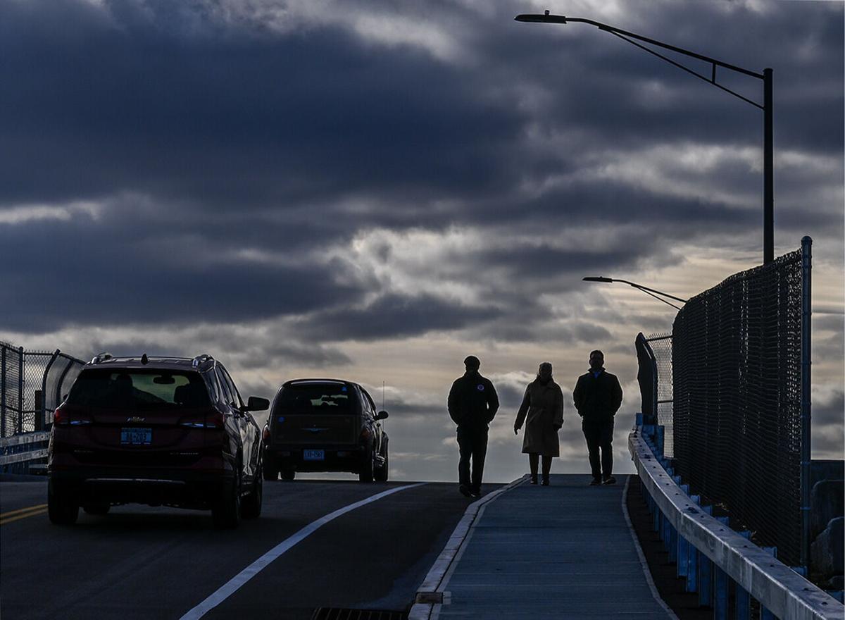 Verkeer op de heropende Kings Road Brug