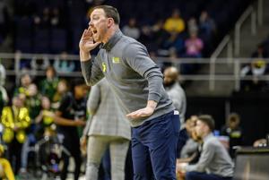 After ceremony, it's all basketball for Siena, Syracuse