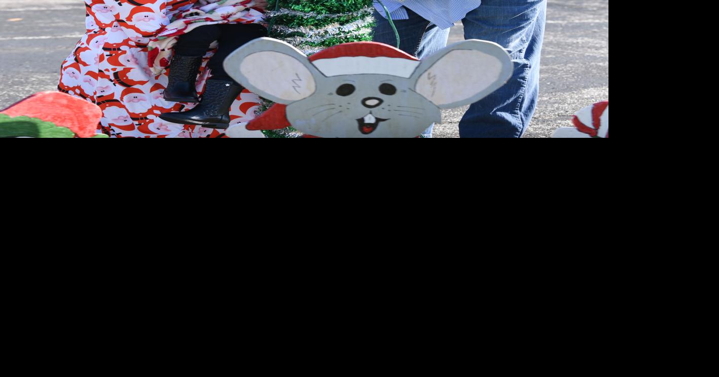 Light of a child Callie assists mayor with tree in Raceland Christmas