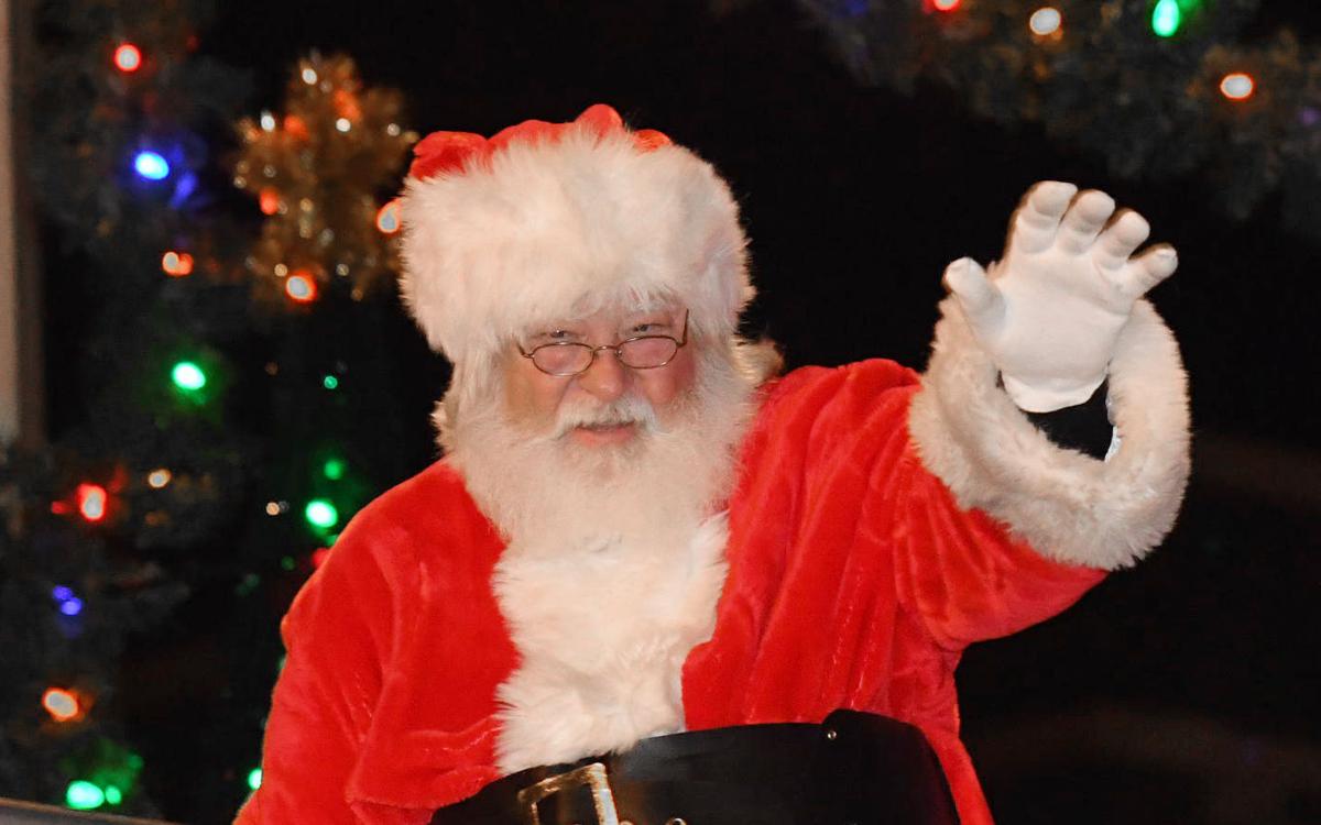 Christmas Parade Brings Crowd To Downtown News Dailyindependent Com