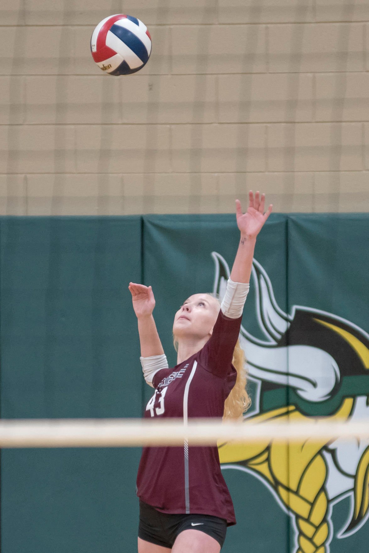 Rebecca Stevens lines up a serve.JPG