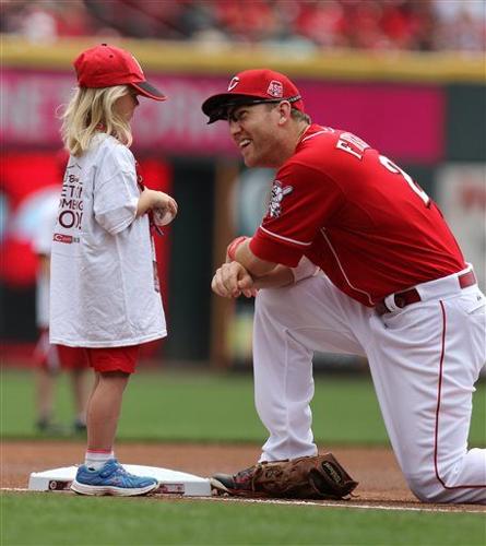 Cincinnati Reds outfielder Josh Hamilton talks with daughter
