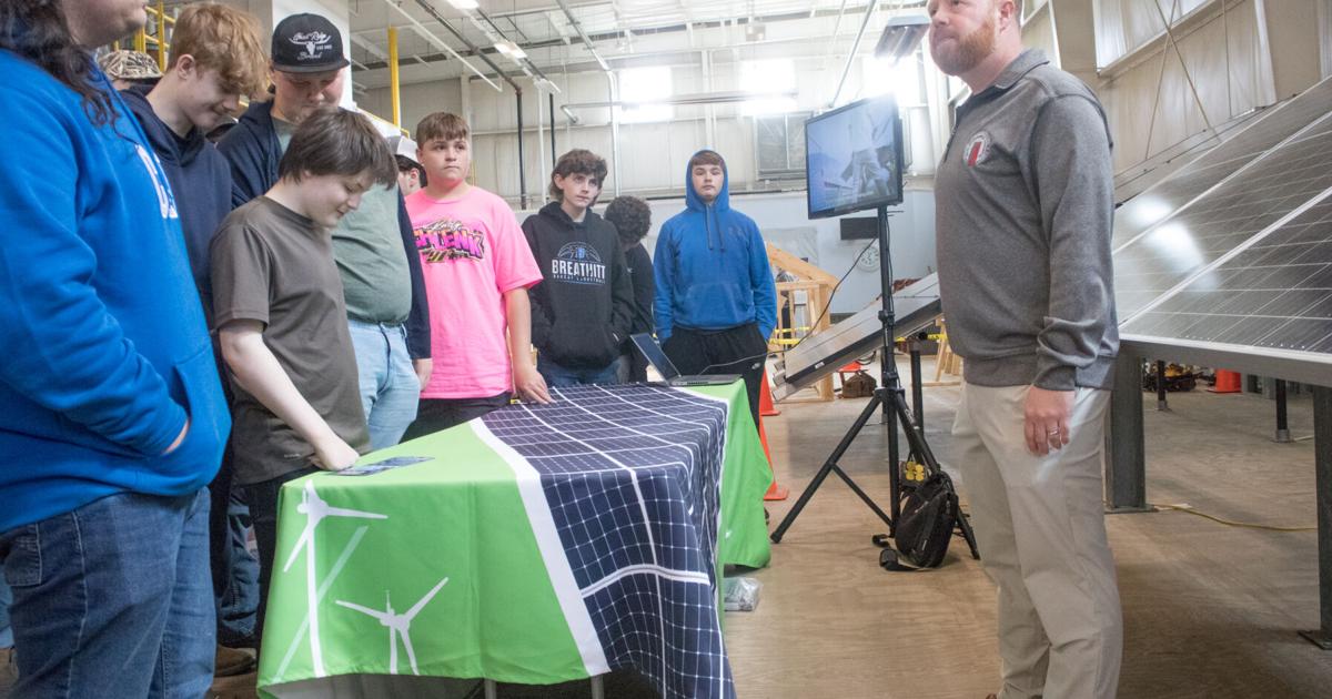 Building the future: Millwrights, carpenters union host students at open house
