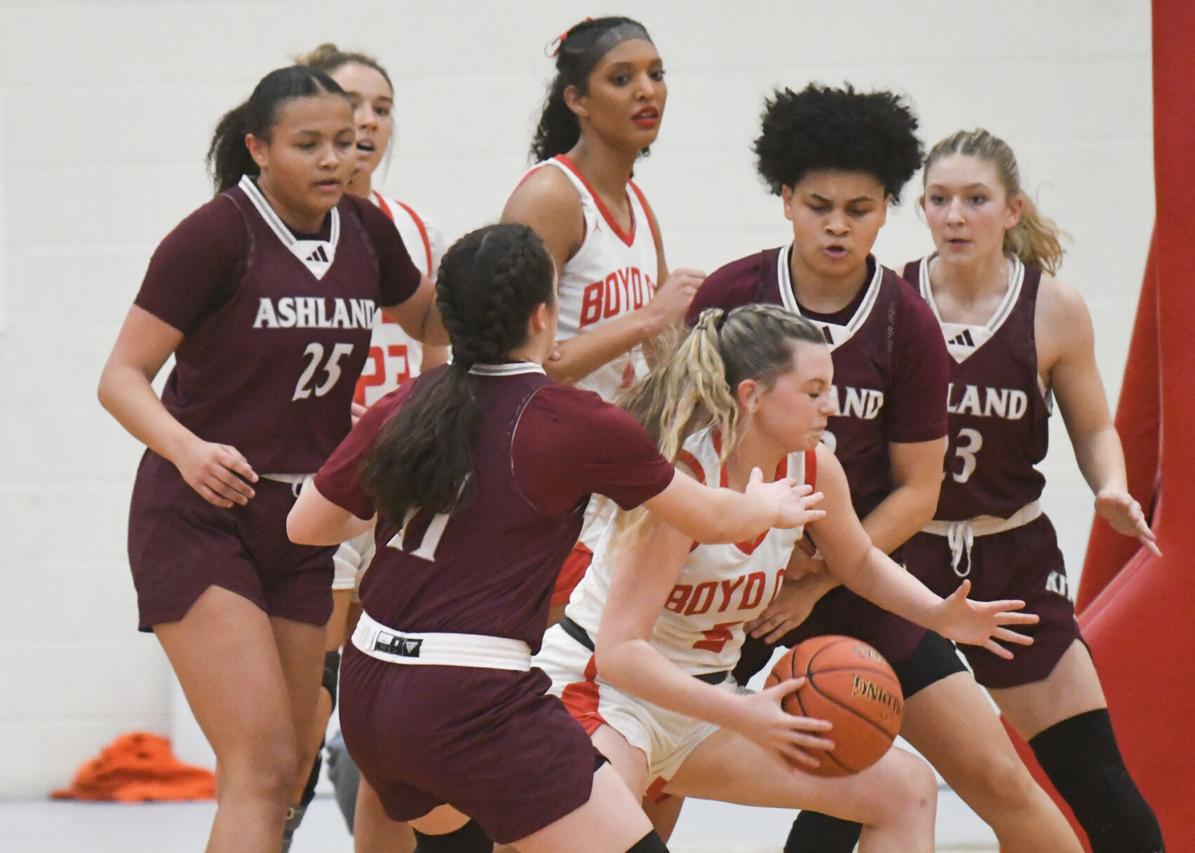 Ashland Kittens dominate Boyd County Lions in 68-49 victory for district crown