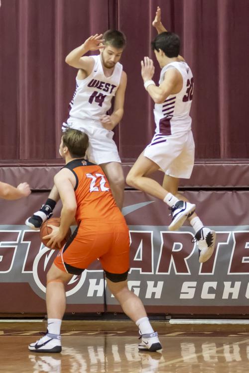 Gavin Reed Draws The Foul As Hunter Sammons Lands On His Shoulders Jpg Dailyindependent Com