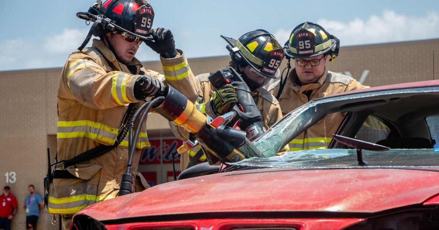 SIFD demos jaws of life at BCMS - Vimarsana News