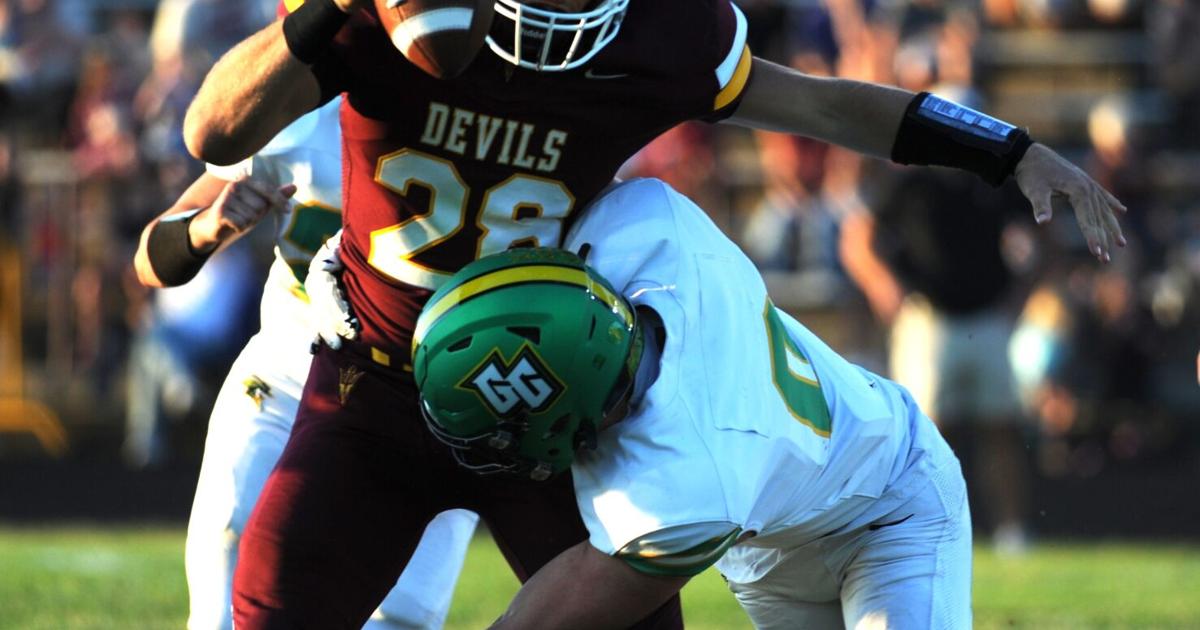 ‘Benny’ turns on the jets: Russell junior delivers last blow in Backyard Brawl as Russell wins, 28-22