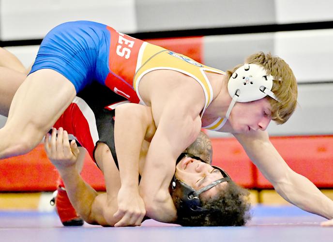 11 Valley wrestlers advance to Top Hat quarterfinals Sports