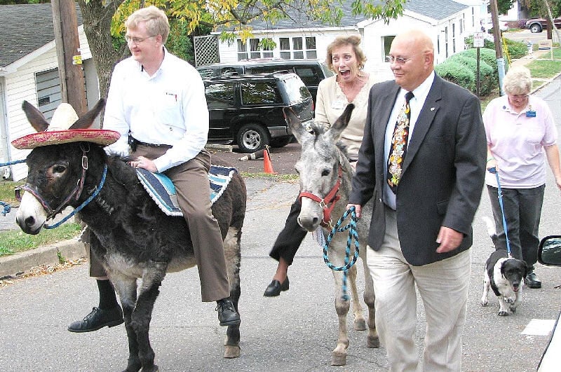 A mule goes to a Kiwanis luncheon; vintage photos show what happened next 