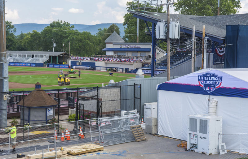 Phillies arrive at Lamade Stadium ahead of Little League Classic