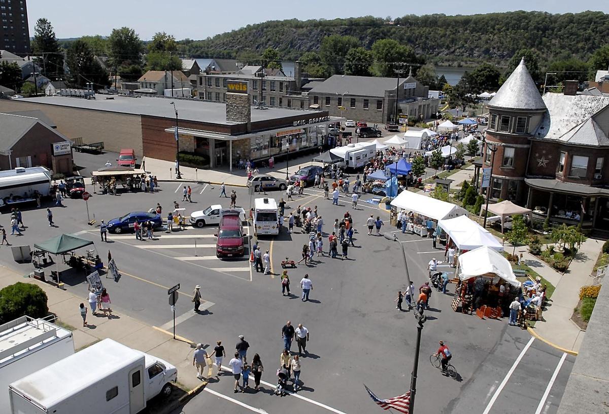 Thousands descend on Sunbury for car show, regatta, entertainment News