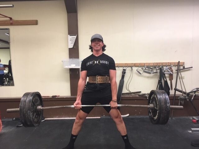 High Schooler deadlifts RECORD 600 Ibs. LEFT IT ALL OUT THERE
