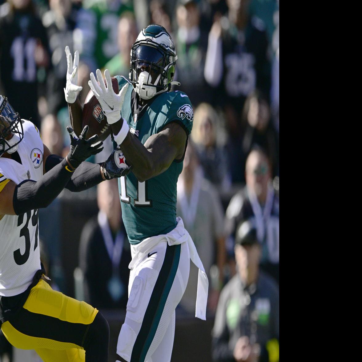 Hurts, Brown power unbeaten Eagles past Steelers 35-13