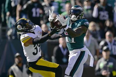 Eagles' A.J. Brown throws out 1st pitch at Phillies game (PHOTOS) 