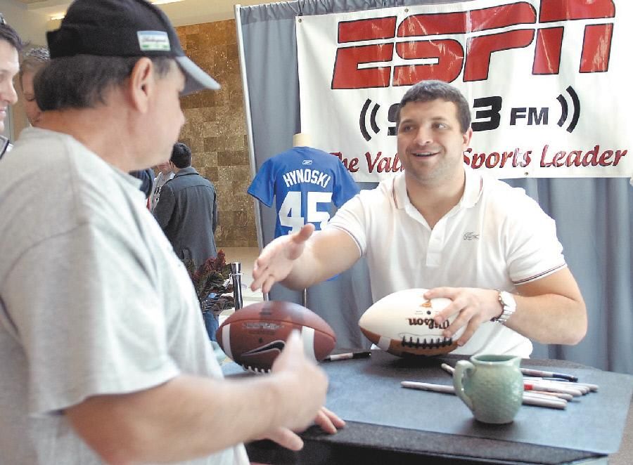 New York Giants running back Henry Hynoski (45) reacts with the