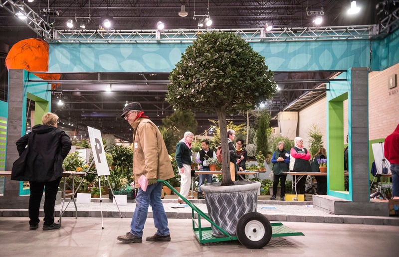 Selinsgrove man helps run biggest flower show in world