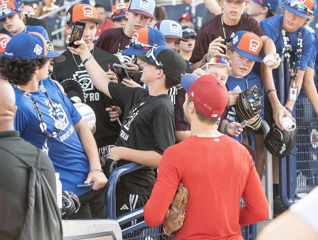 Nationals and Phillies are kids for a day, mingling among Little Leaguers –  WUTR/WFXV –