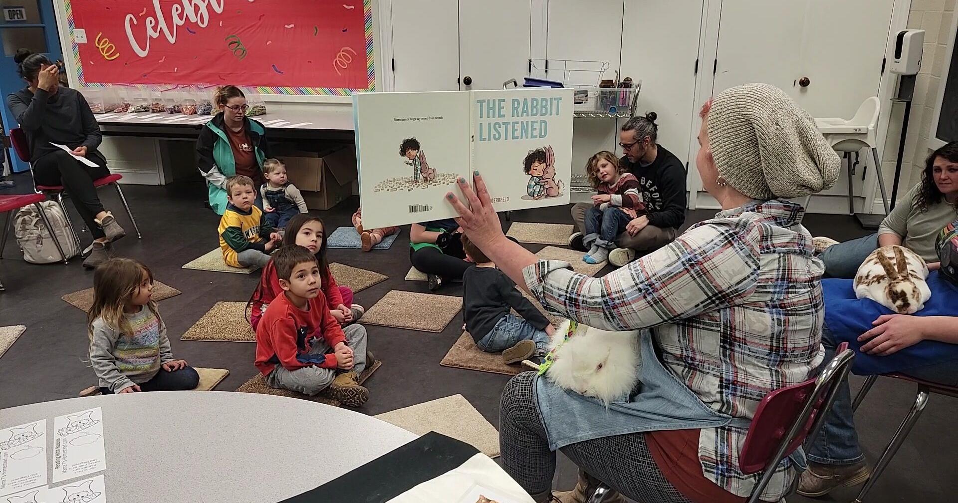 Children read with rabbits on Saturday - Vimarsana News