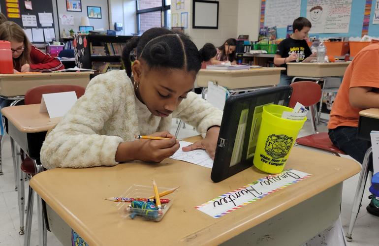 Elementary students prepare Christmas cards for veterans News