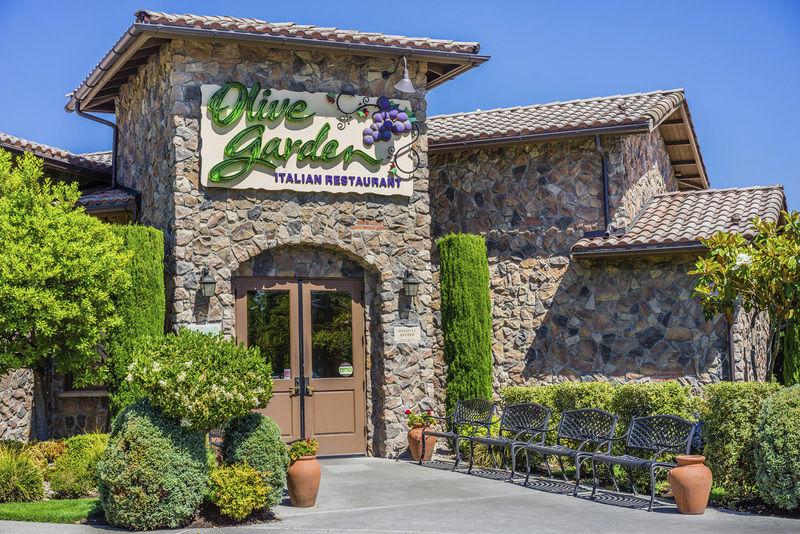 Olive Garden ramps up food-to-go service to compete with the Uber Eats