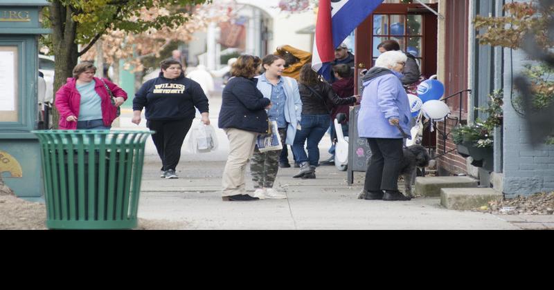 Bustling streets in Valley towns on Small Business Saturday ...