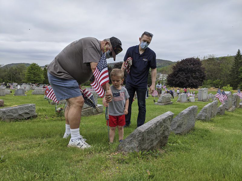 100plus volunteers replace flags on veterans graves on Memorial Day