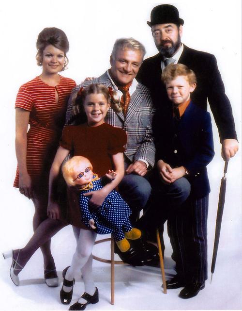 Family Affair Cast Back Brian Keith Kathy Garver Brian Keith And Sebastian Cabot With Front Anissa Jones And Johnny Whitaker Dailyitem Com