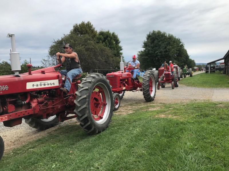 Families enjoy tractor pulls, parade at antique show | Local News | dailyitem.com