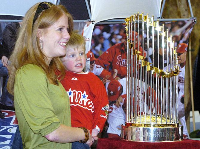 Philadelphia Phillies trophy draws hundreds | News | dailyitem.com