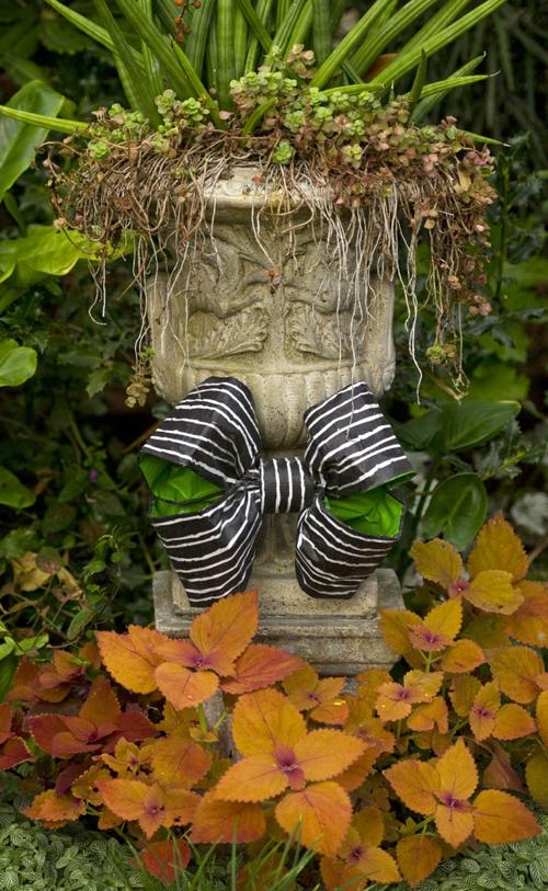 Halloween Decorations At Disneyland S Haunted Mansion