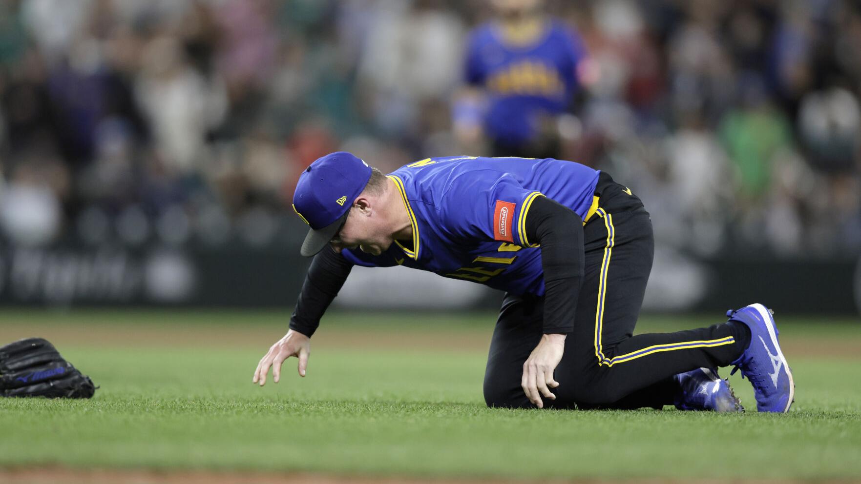 Mariners reliever Trent Thornton carted off field after injury coming off  mound in 9th inning | Sports | dailyrecordnews.com