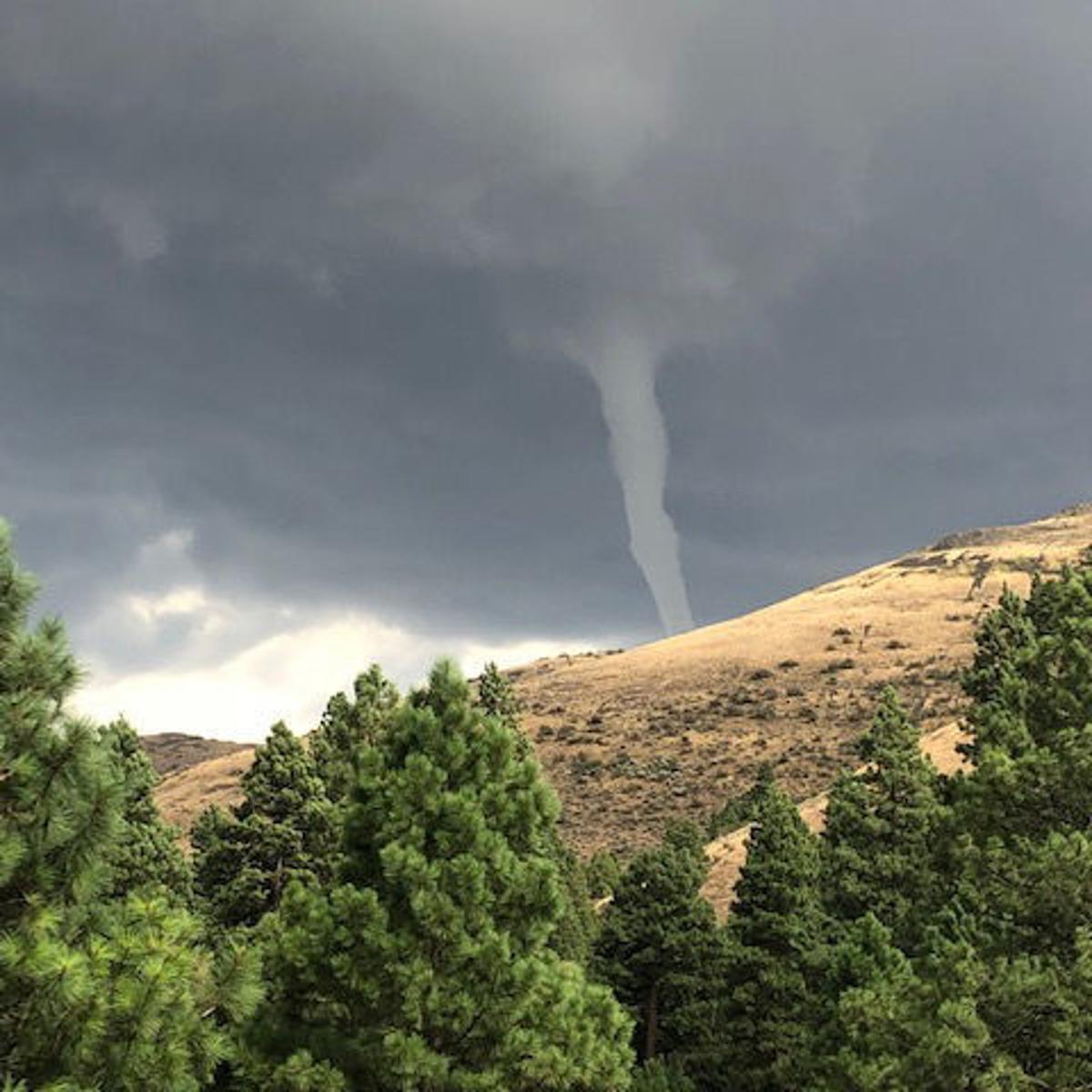 Kittitas Valley Twister Local Photographers Snapped Shots Of A Funnel Cloud Forming Near Ellensburg Ellensburg Dailyrecordnews Com