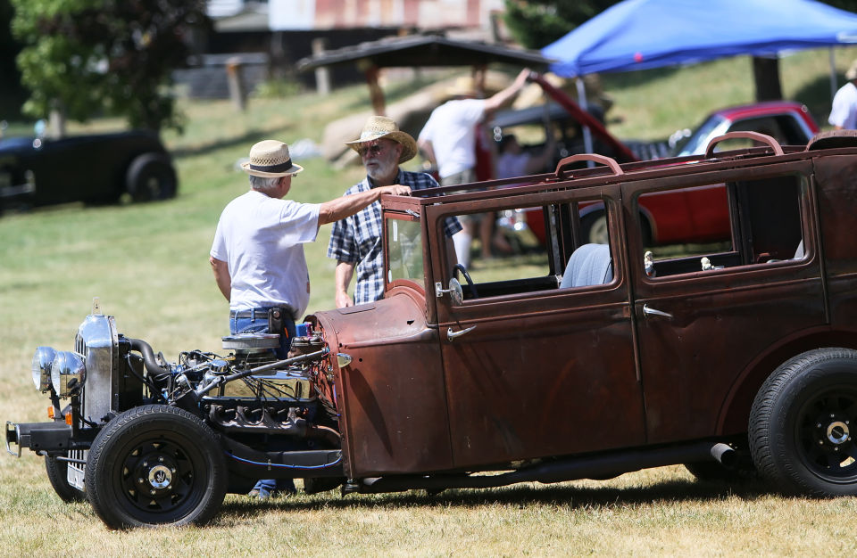 Storytelling cars Run to Roslyn Members