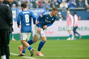 Edin Džeko repays jubilant welcome by scoring on his Schalke debut