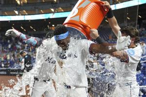 Sánchez hits leadoff homer and game-ending triple to lift Marlins over Cubs 8-7