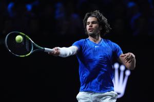 Alcaraz advances to Tokyo semifinals after Shapovalov injury