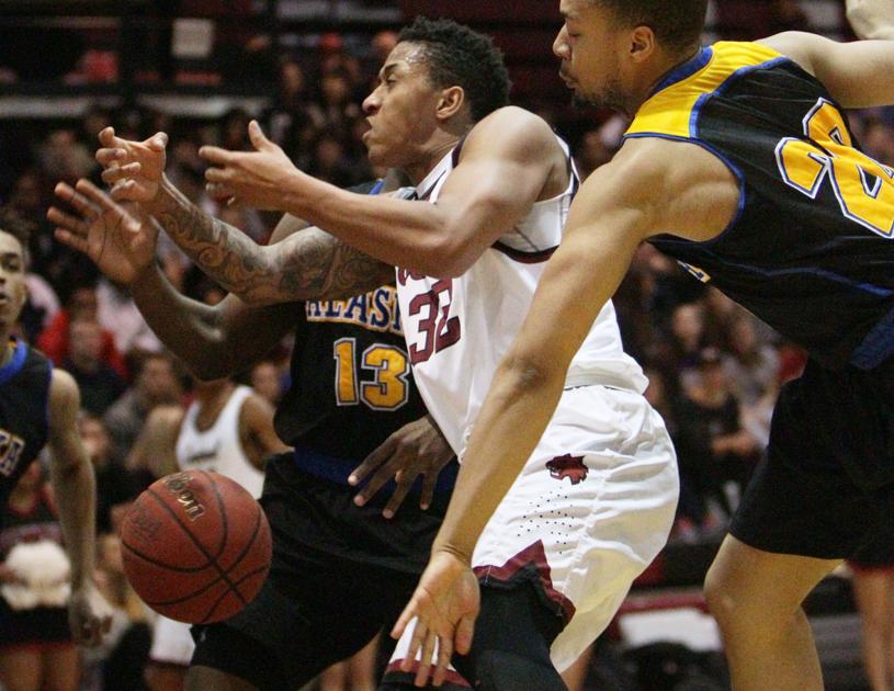 Cwu Men S Basketball Loses To Alaska 92 71 Fall To Fifth In Gnac