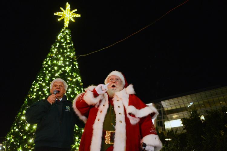 Thousands flood downtown for tree lighting, festival Fairfield