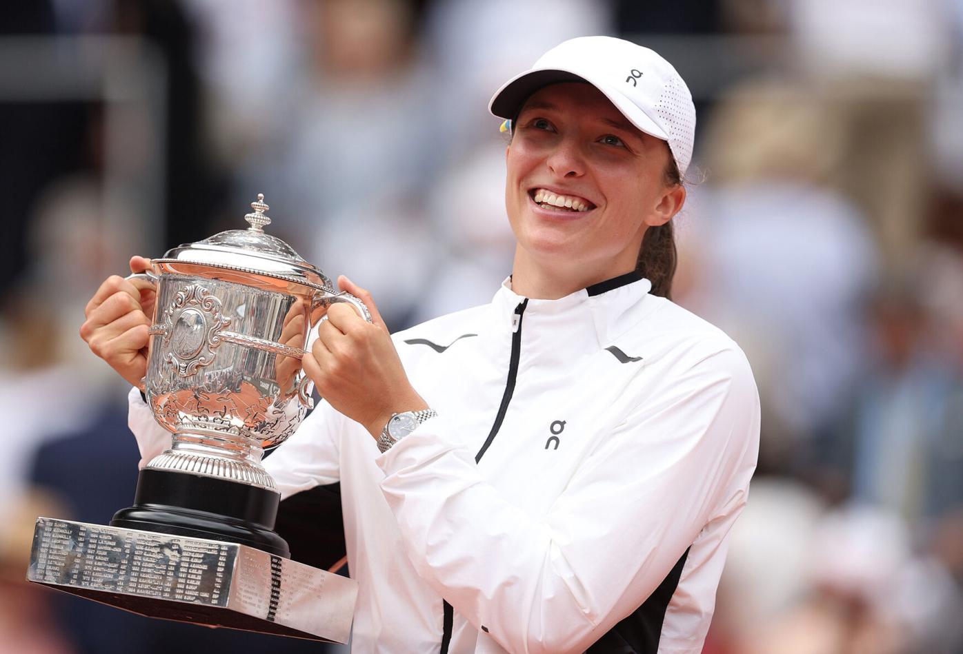 French Open: Iga Swiatek wins title, but drops trophy lid at Roland Garros