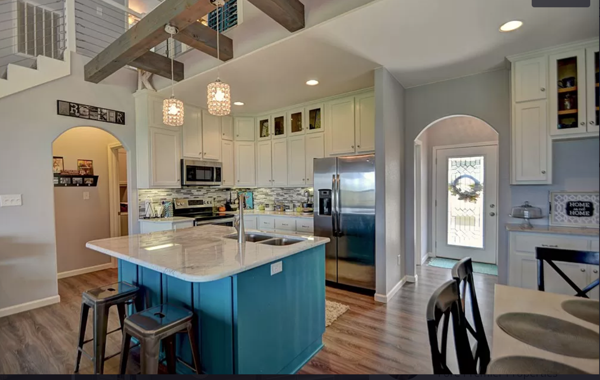1029 Roanoke Ln-7.png