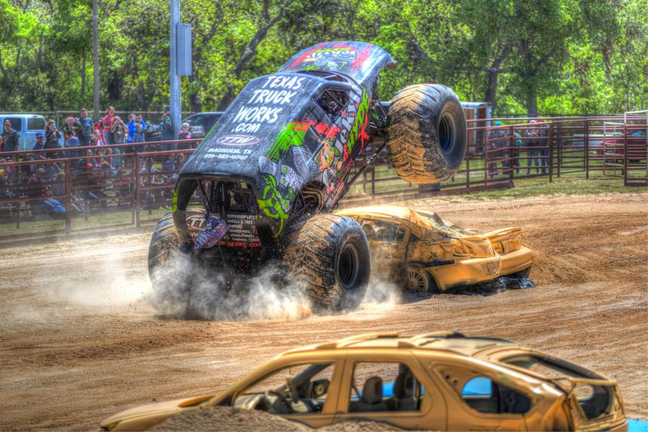 Monster truck jumps Multimedia