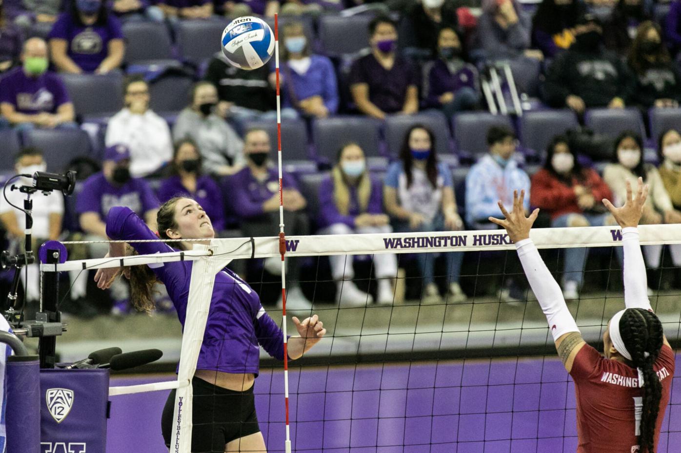 Huskies take down Cougars to win second consecutive Pac-12 title (2)
