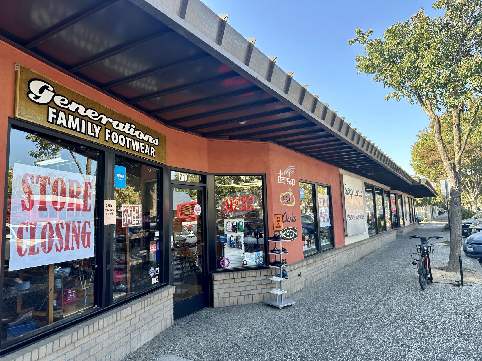 Shoe sales warehouse closing