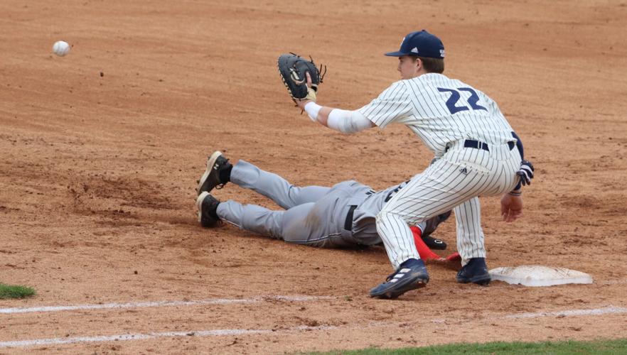 Baseball UC Davis split doubleheader Aggies